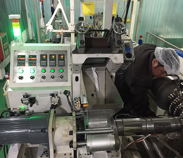 EVA边脚料侧向喂料机/回收机